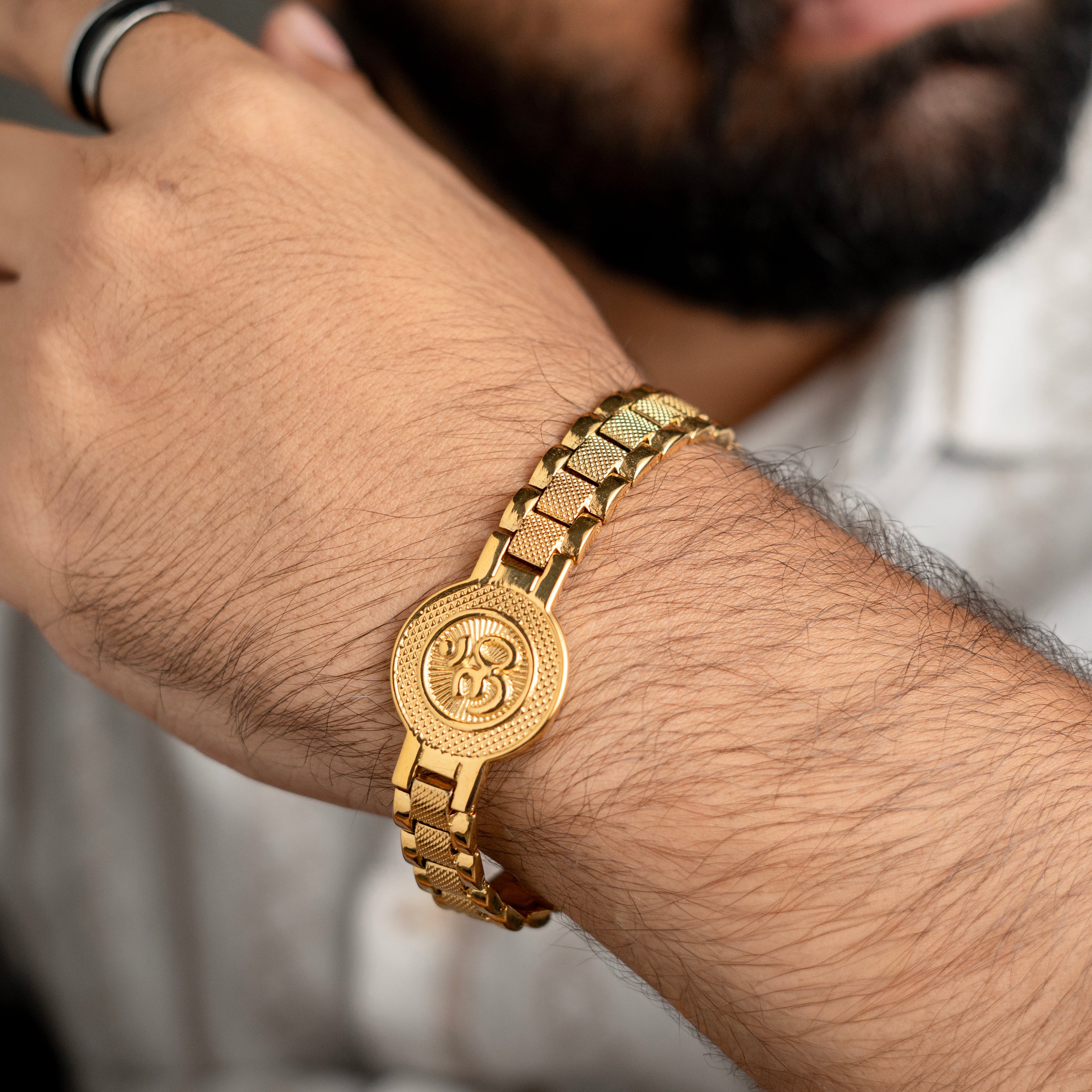 Round Om Kada